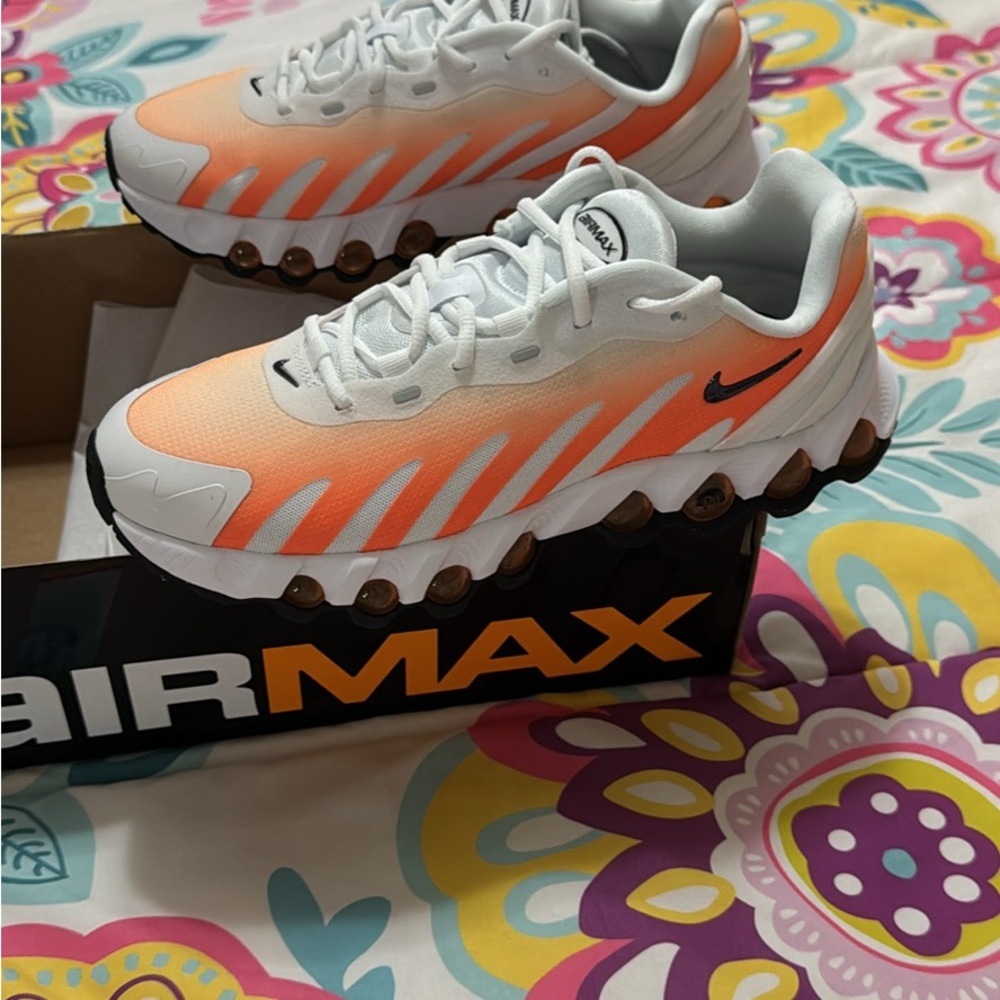 Nike DN8 Vibrant Orange and White Running Shoes - Picture 5 of 9
